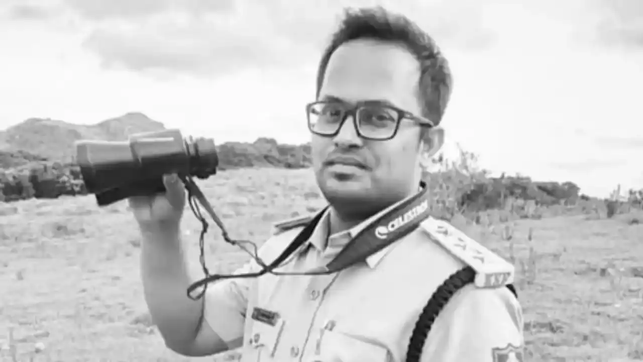 ಲಾಡ್ಜ್​​  ಕಾರಿಡಾರ್​ನಲ್ಲಿ ಆರ್​ಎಫ್​ಓ ಮೃತದೇಹ ಪತ್ತೆ! ನಿಗೂಢವಾಯ್ತು ಪ್ರಕರಣ!